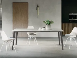 Tavolo allungabile Maya con top in laminato e gambe in metallo verniciato di Arredo3