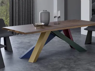 Tavolo Big Table con piano in legno e gambe in acciaio tagliato al laser in diverse misure e forme geometriche, sagomate e verniciate opache, in numerose combinazioni di colori, di Bonaldo