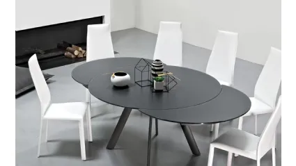 Tavolo allungabile Giro con top in cristallo antigraffio opaco e base in acciaio inox di Bontempi