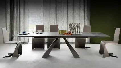 Tavolo allungabile con base in acciaio e piano in vetro verniciato graphite Eliot Drive di Cattelan Italia