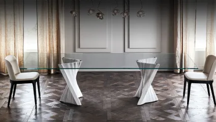 Tavolo in cristallo con base in marmo Plisset di Cattelan Italia