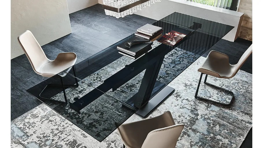 Tavolo allungabile on base in metallo e piano in cristallo fumè Zeus Drive di Cattelan Italia