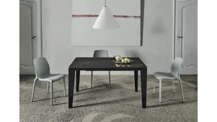 Tavolo allungabile Cruz XXL con top in SuperMarmo e base in acciaio laccato di Bontempi