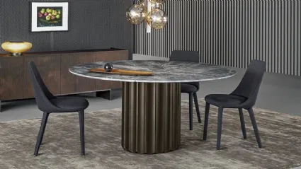 Tavolo Dorian Table con top in marmo e base in poliuretano finitura bronzo spazzolato di Bonaldo