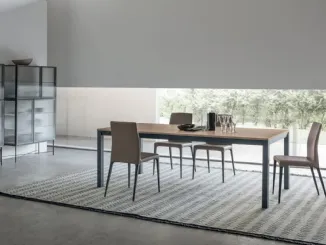 Tavolo allungabile Infinity con piano in materico rovere sabbia e base in laccato opaco di Tomasella