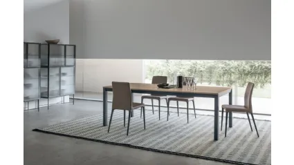 Tavolo allungabile Infinity con piano in materico rovere sabbia e base in laccato opaco di Tomasella