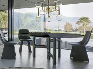 Tavolo ovale Pivot in cristallo con base in legno di Bonaldo