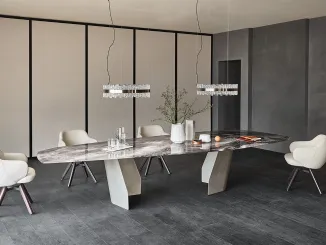 Tavolo in cristallo con stampa artistica e piano irregolare in metallo Senator di Cattelan Italia
