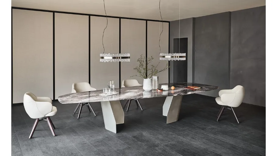 Tavolo in cristallo con stampa artistica e piano irregolare in metallo Senator di Cattelan Italia