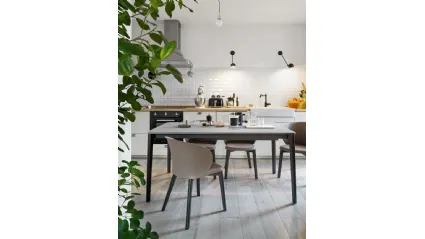 Tavolo allungabile con piano in nobilitato pietra piasentina e gambe in legno di faggio grafite Tabla di Connubia