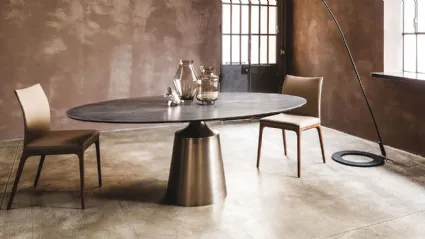 Tavolo con base monolite in acciaio verniciato e piano in ceramica Yoda Keramik di Cattelan Italia
