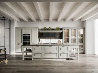 Cucina Classica con isola Asolo in legno di Frassino laccato Cuba a poro aperto e top in HPL di Arredo3