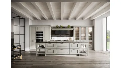 Cucina Classica con isola Asolo in legno di Frassino laccato Cuba a poro aperto e top in HPL di Arredo3