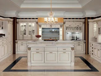 Cucina Classica con isola Imperial Emotion in patinato Bianco Canapa con decorazione in oro di Aran