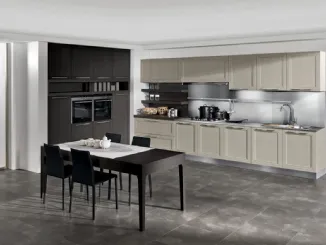 Cucina Classica lineare Itaca in Frassino massello decapè e laccato a poro aperto di Arredo3