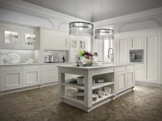Cucina Classica con isola Melograno in Rovere laccato Bianco e marmo Statuarietto di Composit