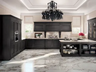 Cucina Classica angolare con penisola Melograno in Rovere tinto Grigio Scuro e top in marmo Calacatta Oro di Composit