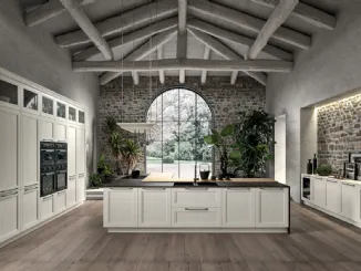Cucina Classica angolare in legno di Frassino finitura decapè Carrara e top in Dekton e Rovere Opera di Arredo3