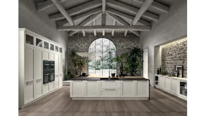 Cucina Classica angolare in legno di Frassino finitura decapè Carrara e top in Dekton e Rovere Opera di Arredo3