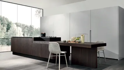 Cucina Design con isola Volare in Rovere termotrattato e top in acciaio laminato di Aran