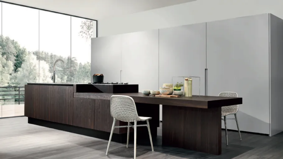 Cucina Design con isola Volare in Rovere termotrattato e top in acciaio laminato di Aran