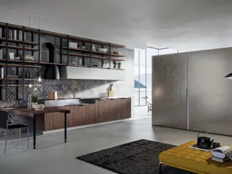 Cucina Design lineare Lab13 con basi in LPL Noce e top in grés laminam di Aran