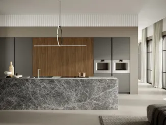 Cucina Design con isola in marmo e colonne in laccato opaco e Noce Linea Luxe di Composit