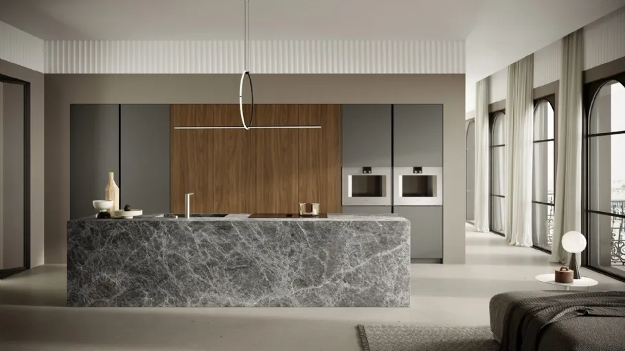 Cucina Design con isola in marmo e colonne in laccato opaco e Noce Linea Luxe di Composit