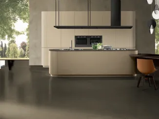 Cucina Design con isola in laccato opaco Argille e Beige con top in laminam Pietra Piasentina e piano penisola snack in Rovere Wengé Linea Round di Composit