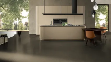 Cucina Design con isola in laccato opaco Argilla e Beige con top in laminam Pietra Piasentina e piano penisola snack in Rovere Wengé Linea Round di Composit