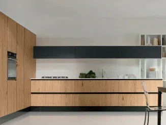 Cucina Design angolare Volare in Rovere naturale nodato e top Bianco di Aran