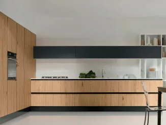 Cucina Design lineare Volare in Rovere naturale nodato e top Bianco di Aran