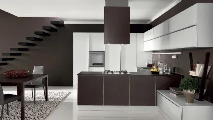 Cucina Design con penisola Volare in Vetro liscio Marrone opaco e Bianco opaco di Aran