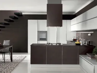 Cucina Design angolare Volare in Vetro liscio Marrone opaco e Bianco opaco di Aran