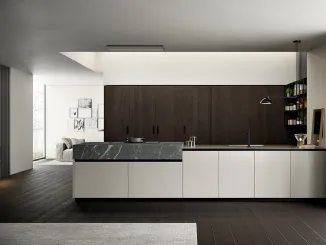 Cucina Moderna lineare Asia in laccato poro aperto Nebbia con colonne in Rovere ebano impiallacciato e top in HPL finitura Pietra Piasentina di Arredo3
