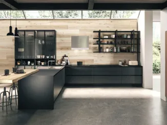 Cucina Moderna con penisola in vetro Grigio fumé con mensole laccate opaco Nero di Aran