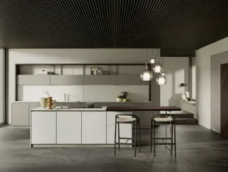 Cucina Moderna Blend in laccato opaco Platino con isola in laminam Bianco Lasa e banco snack in Rovere tinto Wengé di Composit