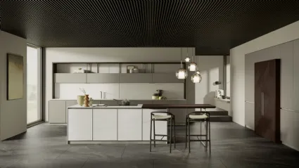 Cucina Moderna Blend in laccato opaco Platino con isola in laminam Bianco Lasa e banco snack in Rovere tinto Wengé di Composit