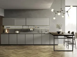 Cucina Moderna Blend in laccato opaco Grigio Londra con top in Laminam Pietra Piasentina Grigio Fiammato con penisola e colonne in Eucalipto di Composit