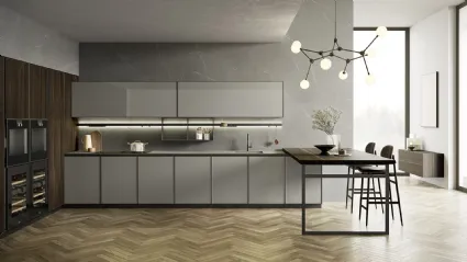 Cucina Moderna Blend in laccato opaco Grigio Londra con top in Laminam Pietra Piasentina Grigio Fiammato con penisola e colonne in Eucalipto di Composit