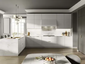 Cucina Moderna con penisola Céline in laccato opaco Bianco Caldo con top in marmo Calacatta Oro e colonne in Rovere tinto Grigio scuro di Composit