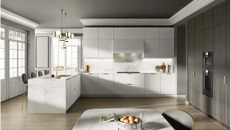 Cucina Moderna con penisola Céline in laccato opaco Bianco Caldo con top in marmo Calacatta Oro e colonne in Rovere tinto Grigio scuro di Composit