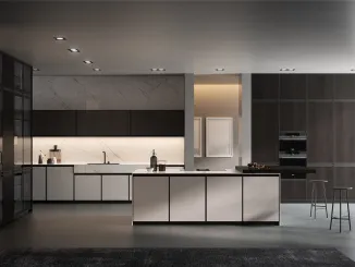Cucina Moderna con isola in vetro opaco Bianco e Nebbia con top in Laminam Statuarietto Kronos di Arredo3