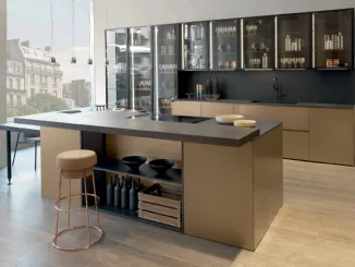 Cucina Moderna con isola Linea 30 HD in laccato opaco metallo effetto graffiato Oro con top in laminam Calce Nero di Composit