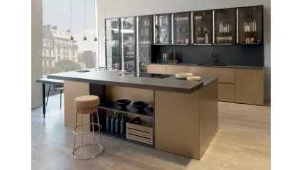 Cucina Moderna con isola Linea 30 HD in laccato opaco metallo effetto graffiato Oro con top in laminam Calce Nero di Composit