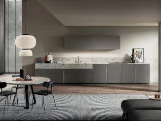 Cucina Moderna Lounge in laccato opaco Grigio Londra con top in HPL Kanè e colonne in Rovere Grey di Composit