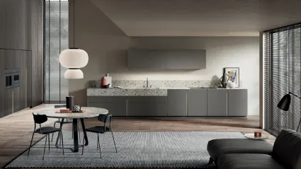 Cucina Moderna Lounge in laccato opaco Grigio Londra con top in HPL Kanè e colonne in Rovere Grey di Composit