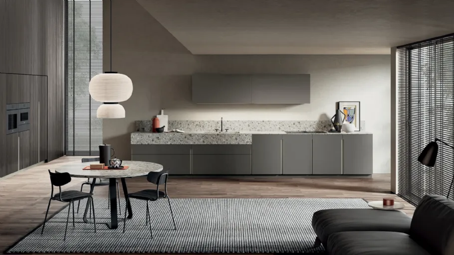 Cucina Moderna Lounge in laccato opaco Grigio Londra con top in HPL Kanè e colonne in Rovere Grey di Composit