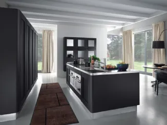 Cucina Moderna con isola Melograno in Rovere tinto Nero con top in acciaio inox di Composit