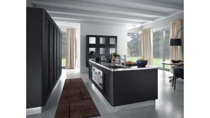 Cucina Moderna con isola Melograno in Rovere tinto Nero con top in acciaio inox di Composit